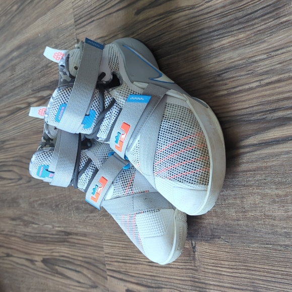 LeBron James Nike Basketball Shoes Limited Edition - Picture 8 of 8